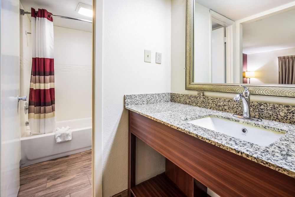 Red Roof Inn Caryville Superior Room, 1 King Bed, Smoking 5