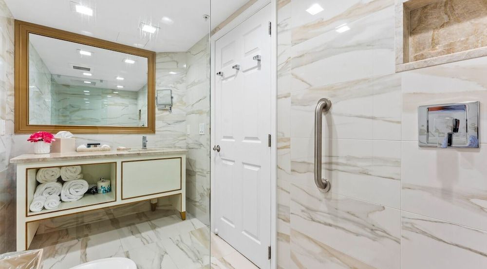 La Mer Beachfront Resort Deluxe Room (Side Ocean View) 4