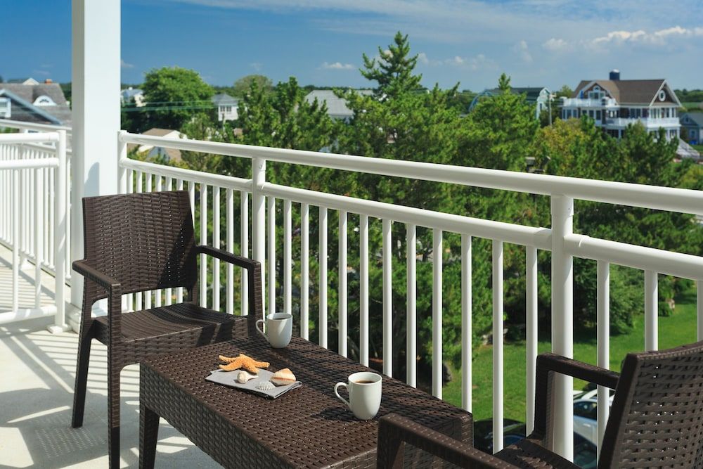 La Mer Beachfront Resort Room, 1 King Bed, Balcony, City View 2