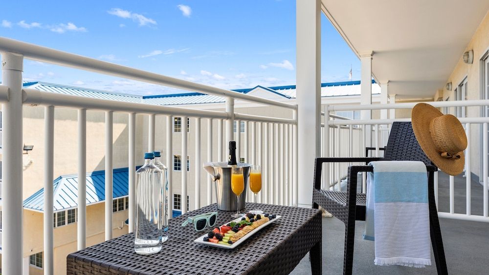 La Mer Beachfront Resort Room, 1 King Bed, Balcony, City View