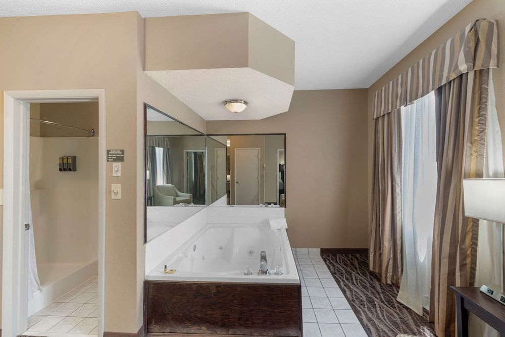 Presidential Suite, 1 King Bed, Non Smoking, Jetted Tub