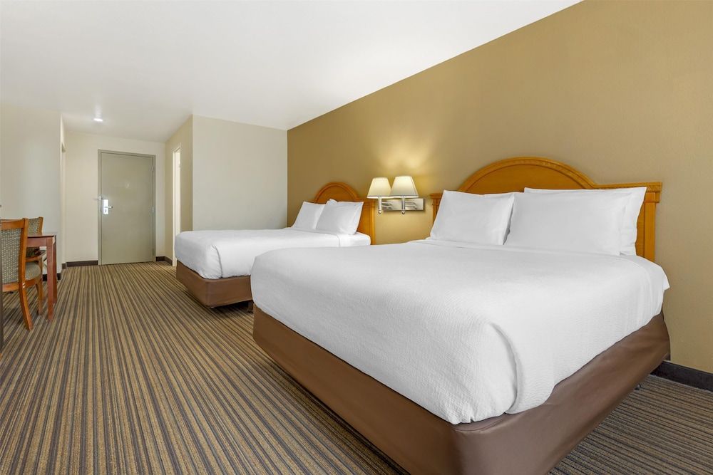 Standard Room, 2 Queen Beds, Non Smoking, Refrigerator & Microwave (Pet Friendly)