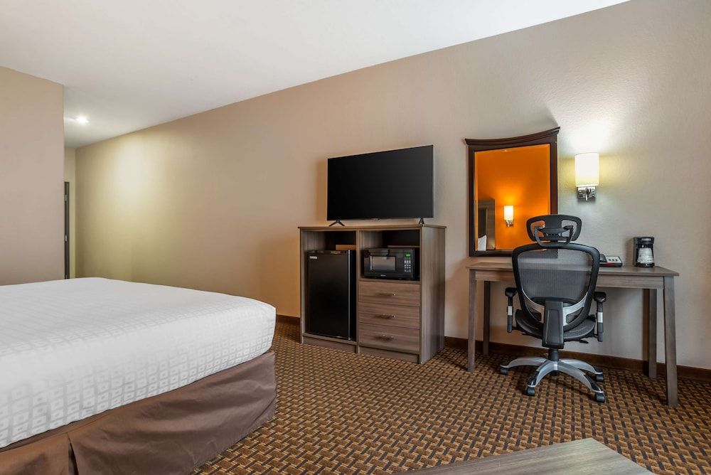 Best Western Plus Circle Inn Standard Room, 1 King Bed, Accessible, Non Smoking 2