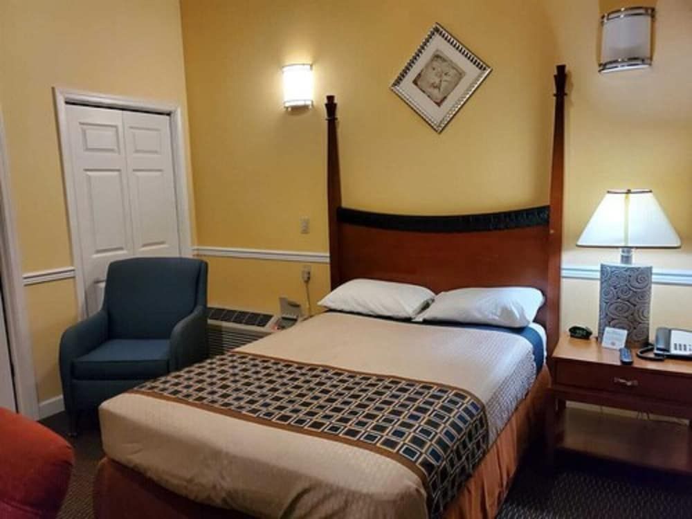 Budget Inn Williamsport Room, 1 King Bed, Non Smoking 3