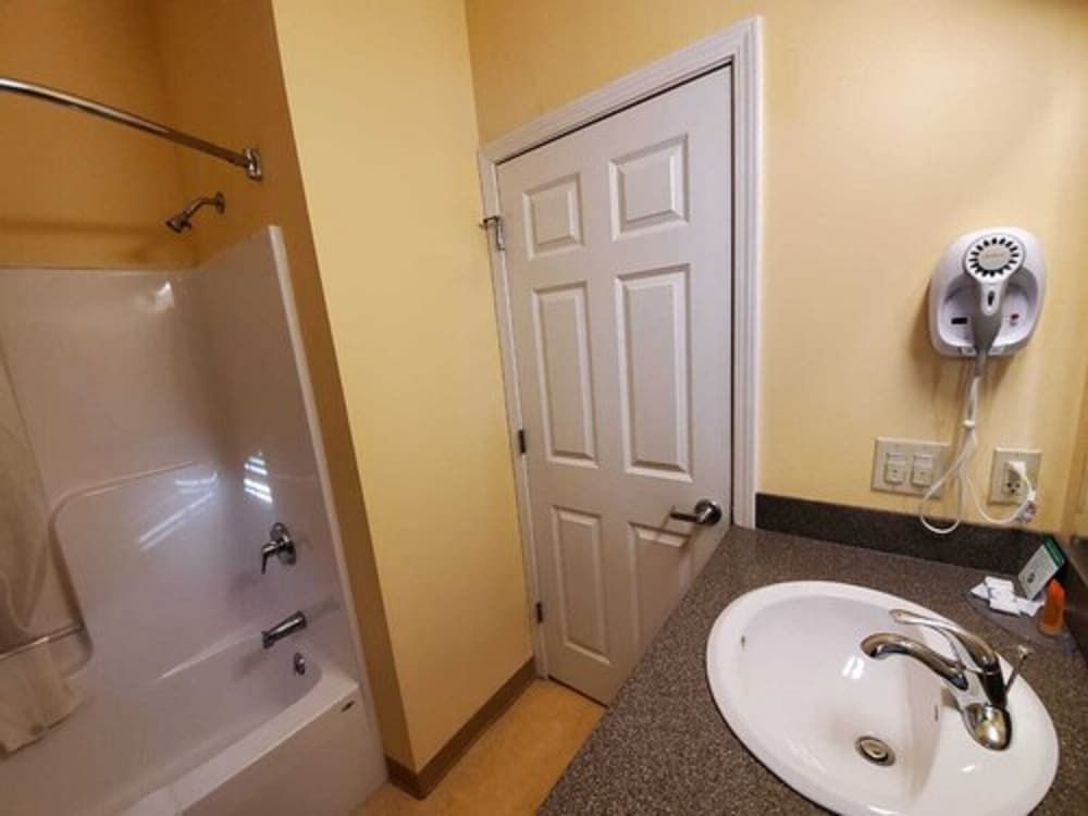 Budget Inn Williamsport Room, 1 King Bed, Non Smoking 5