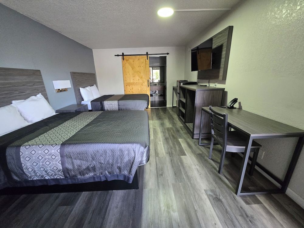 Stay Inn and Suites Standard Room, 1 King Bed 3