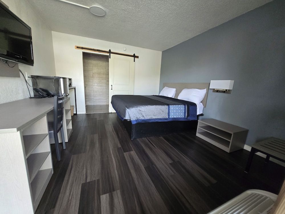 Stay Inn and Suites Standard Room, 1 King Bed 6