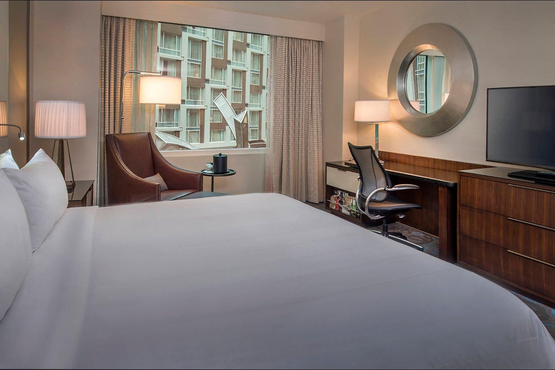 Guest room, 1 King, Atrium view