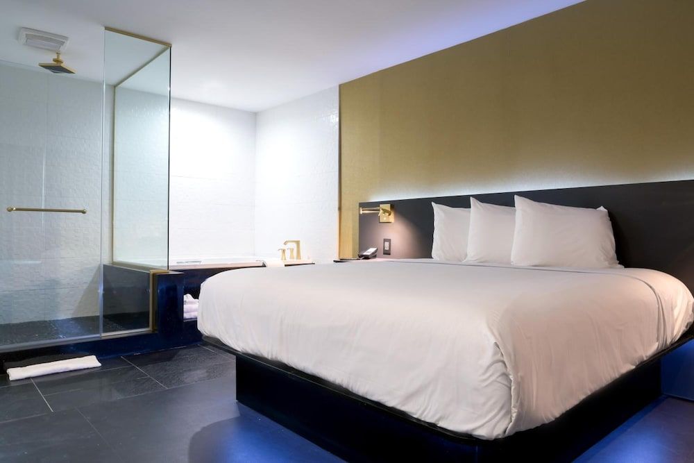 Honeymoon Suite, 1 King Bed, Jetted Tub