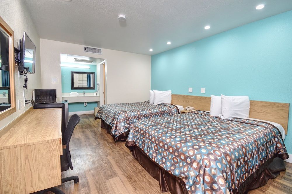 Vagabond Inn Buttonwillow North I-5 Single Room, 2 Double Beds, Accessible 2