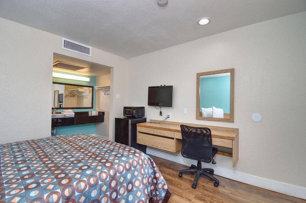 Vagabond Inn Buttonwillow North I-5 Single Room, 1 Double Bed, Accessible 4