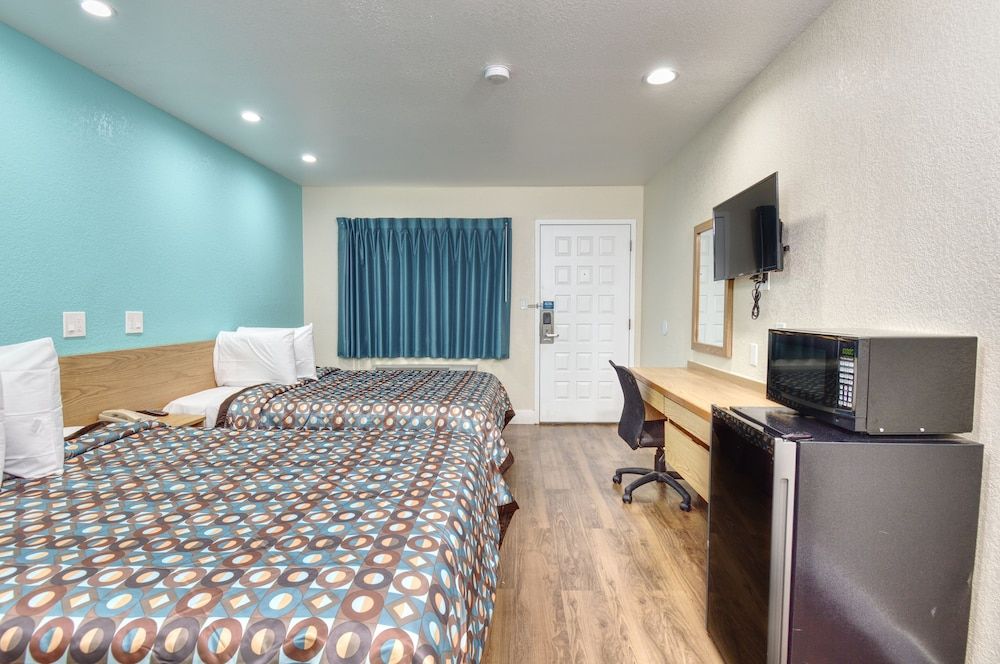 Vagabond Inn Buttonwillow North I-5 Single Room, 2 Double Beds, Accessible 4