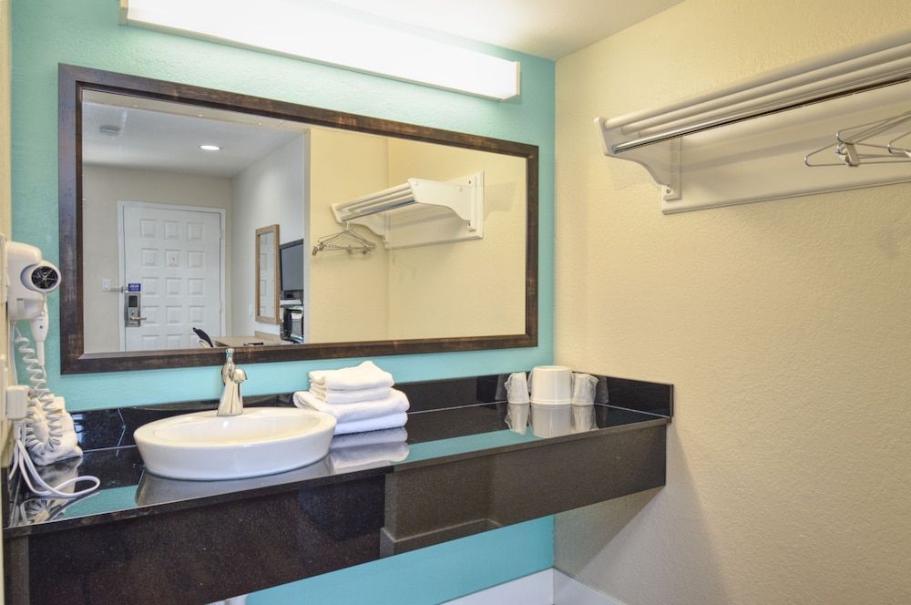 Vagabond Inn Buttonwillow North I-5 Single Room, 1 Double Bed, Accessible 3