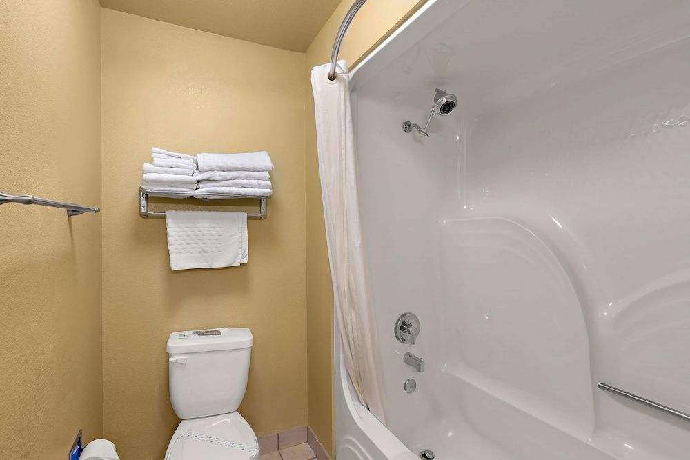 Best Western Willits Inn Standard Room, 1 King Bed, Non Smoking, Refrigerator & Microwave 5