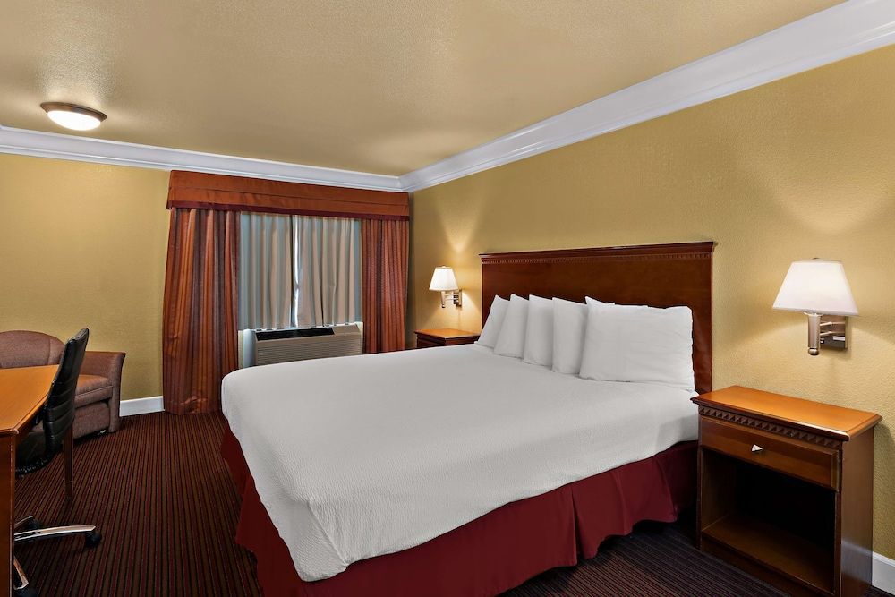 Best Western Willits Inn Standard Room, 1 King Bed, Accessible, Bathtub 4