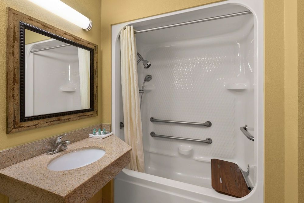 Best Western Willits Inn Standard Room, 1 King Bed, Accessible, Bathtub 5