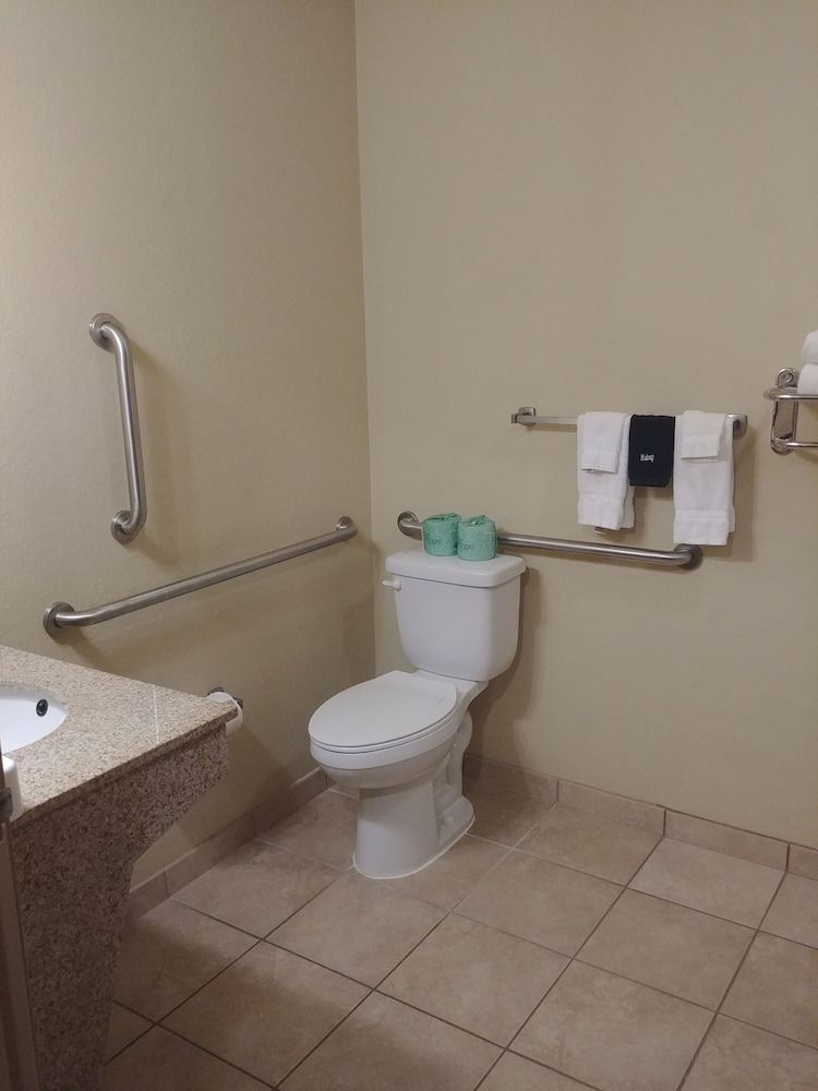 Cobblestone Hotel & Suites – Broken Bow Room, 1 King Bed, Accessible, Non Smoking 3