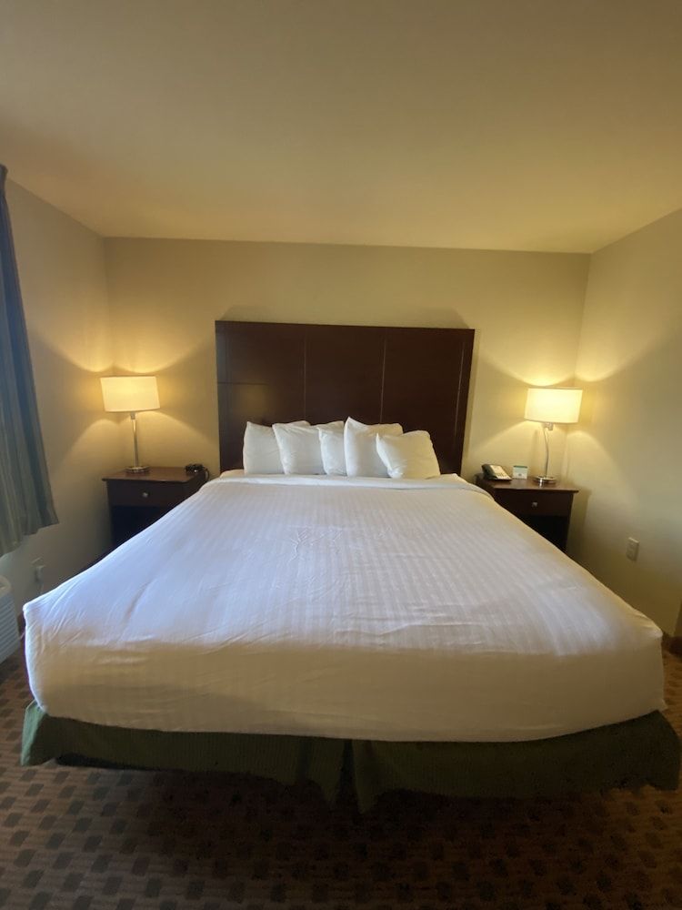 Cobblestone Hotel & Suites – Broken Bow Room, 1 King Bed, Non Smoking 2