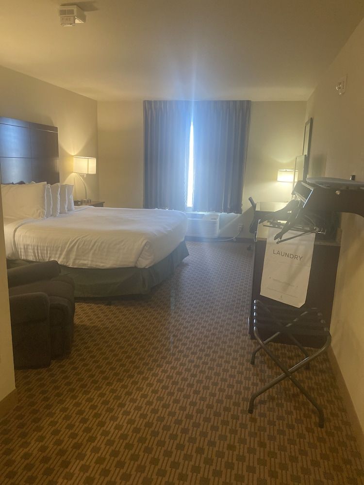 Cobblestone Hotel & Suites – Broken Bow Room, 1 King Bed, Accessible, Non Smoking