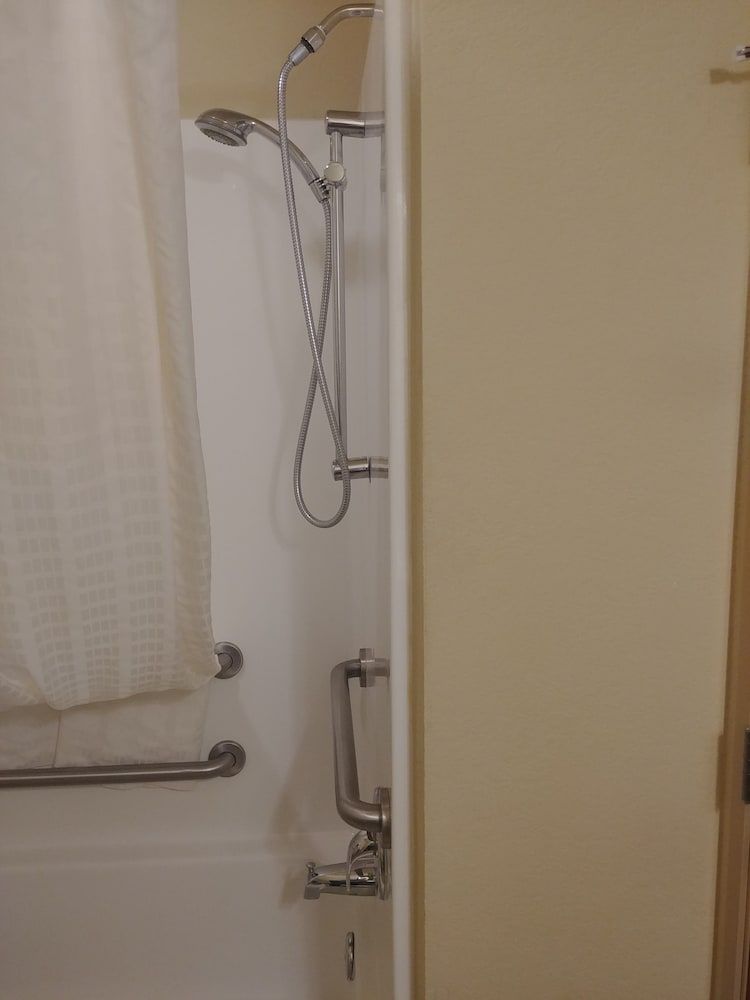 Cobblestone Hotel & Suites – Broken Bow Room, 1 King Bed, Accessible, Non Smoking 4