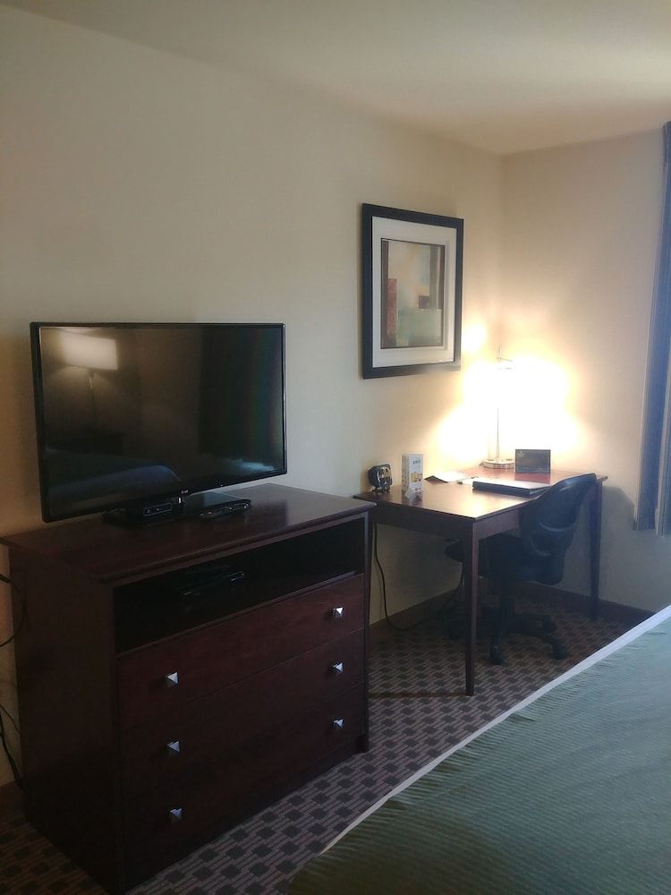 Cobblestone Hotel & Suites – Broken Bow Room, 1 King Bed, Non Smoking 3