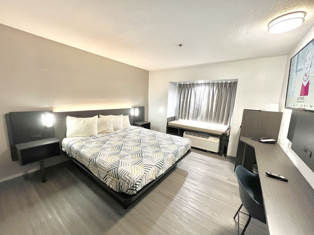 Motel 6 Simpsonville, SC - Greenville Standard Room, 1 King Bed, Accessible, Non Smoking 2