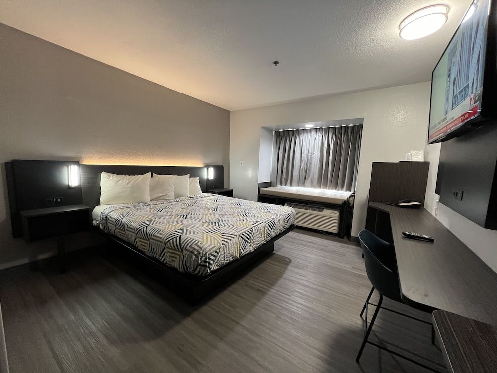 Motel 6 Simpsonville, SC - Greenville Standard Room, 2 Queen Beds, Non Smoking 3