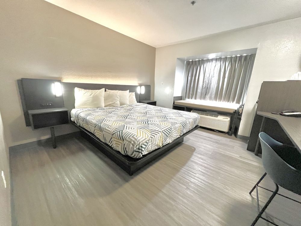 Motel 6 Simpsonville, SC - Greenville Standard Room, 1 King Bed, Accessible, Non Smoking