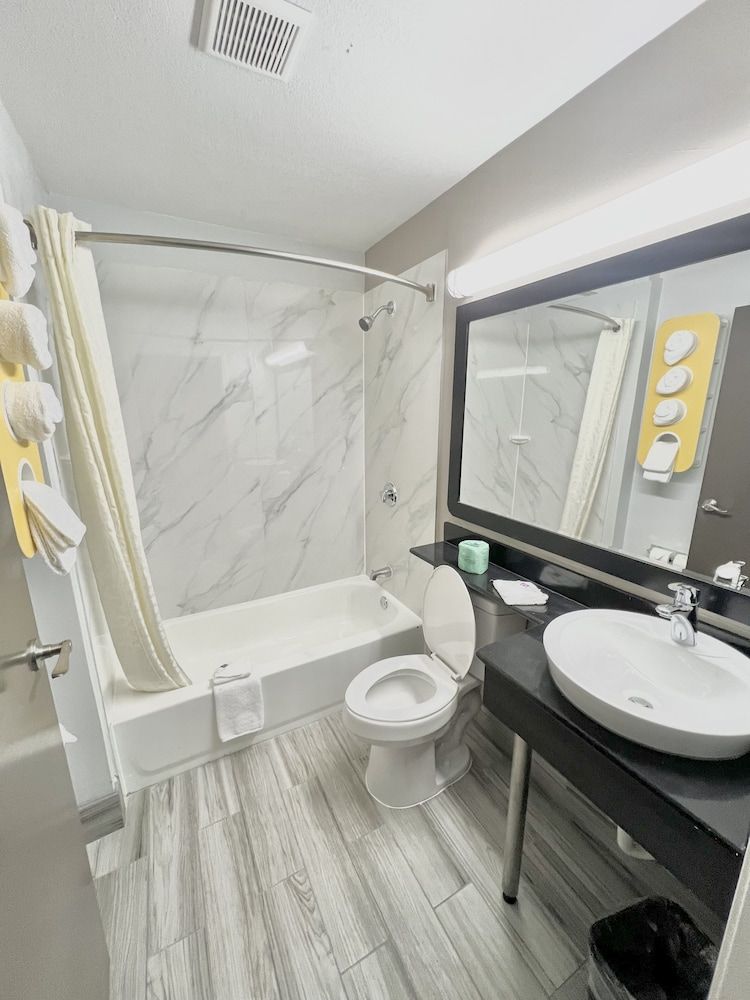 Motel 6 Simpsonville, SC - Greenville Standard Room, 1 King Bed, Accessible, Non Smoking 6