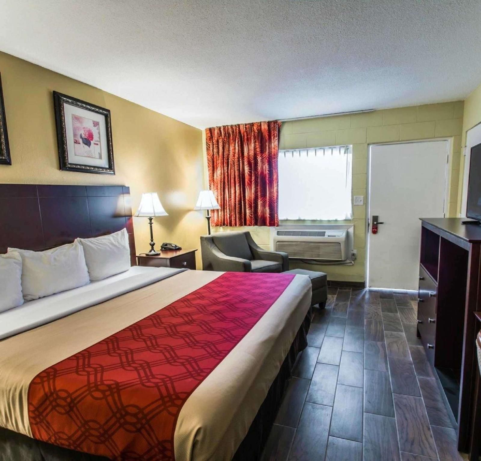 1 King Bed, Nonsmoking, Accessible