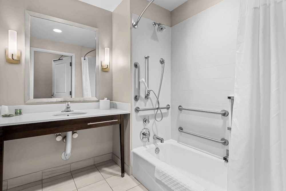 Best Western Gettysburg Standard Room, 2 Queen Beds, Accessible, Bathtub 5