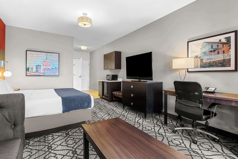 Best Western Gettysburg Standard Room, 1 King Bed with Sofa bed, Accessible, Bathtub (with Sofabed)