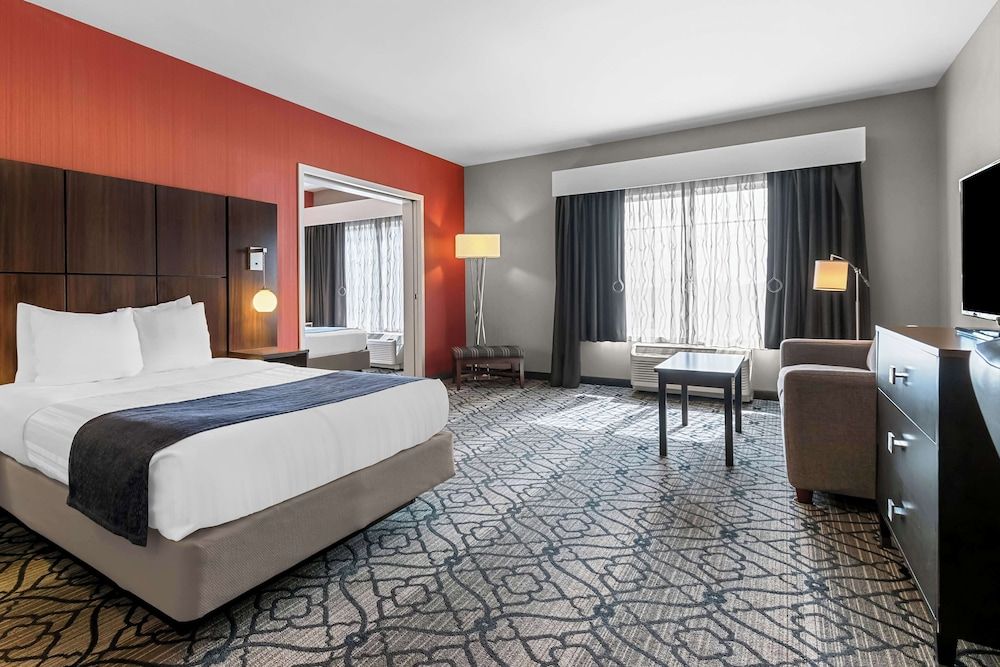 Best Western Gettysburg Suite, Multiple Beds, Accessible, Bathtub (with Sofabed) 2