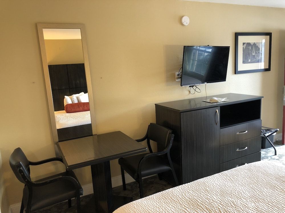 Room, 1 King Bed, Non Smoking, Jetted Tub