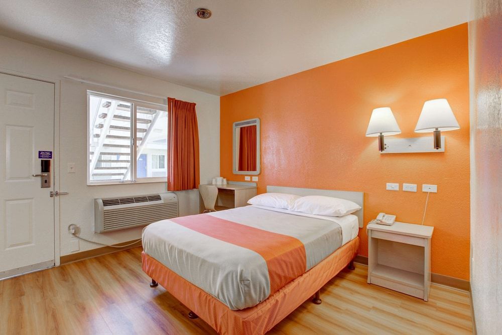 Deluxe Room, 1 Queen Bed, Non Smoking, Refrigerator & Microwave