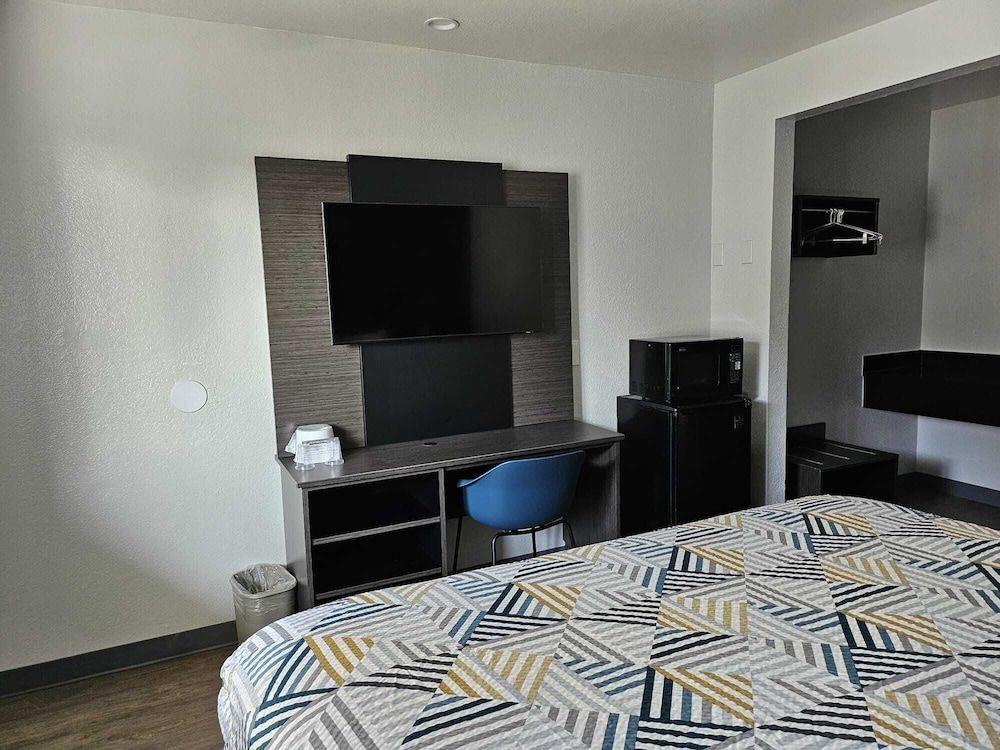 Deluxe Room, 1 King Bed, Non Smoking, Refrigerator & Microwave