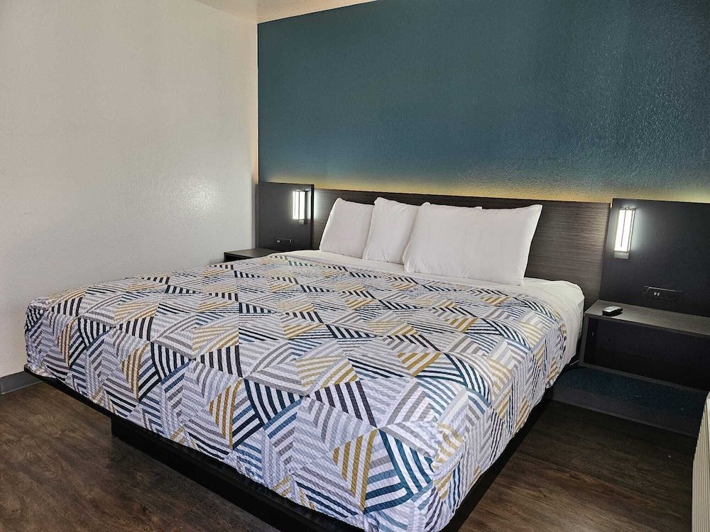 Deluxe Room, 1 King Bed, Non Smoking, Refrigerator & Microwave