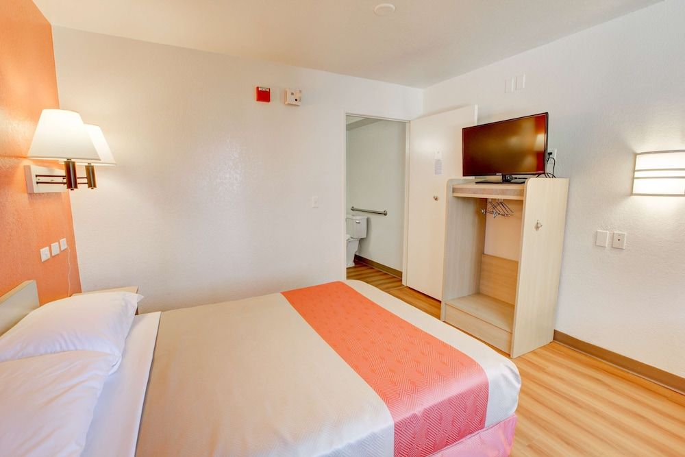 Deluxe Room, 1 Queen Bed, Non Smoking, Refrigerator & Microwave