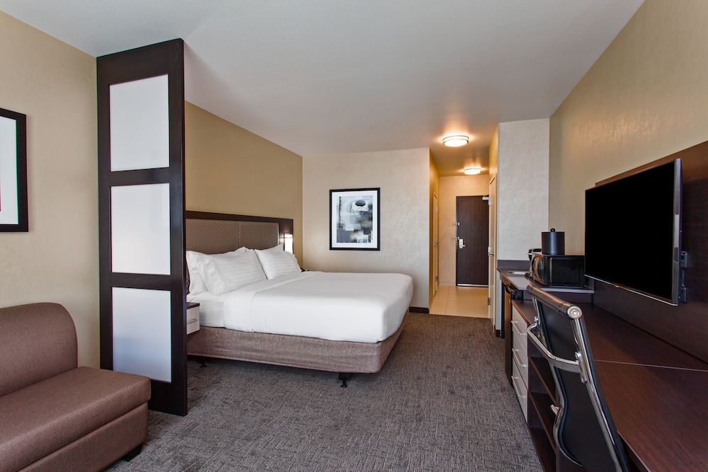 Holiday Inn Express & Suites Anaheim Resort Area by IHG