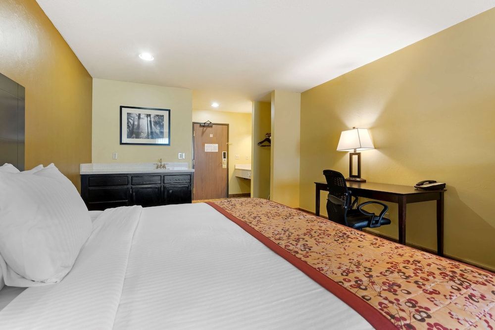 Best Western Blackfoot Inn Standard Room, Multiple Beds, Non Smoking, Refrigerator & Microwave (Larger Room) 4