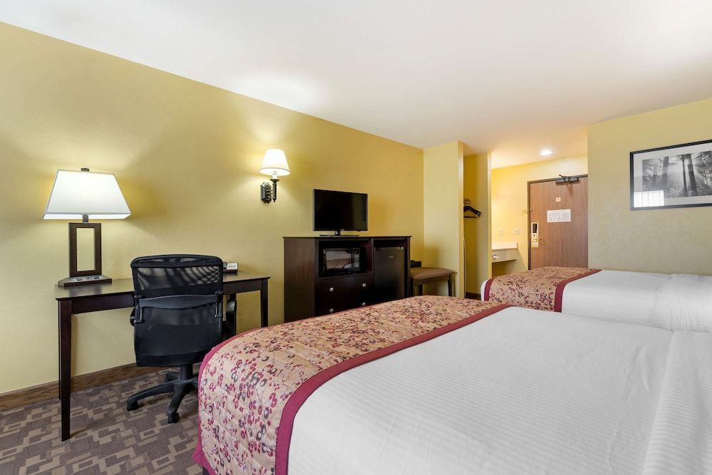 Best Western Blackfoot Inn Standard Room, 2 Queen Beds, Non Smoking, Refrigerator & Microwave 8
