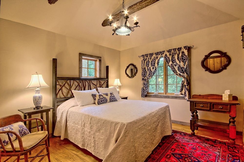 Room (10 North Mountain Room)