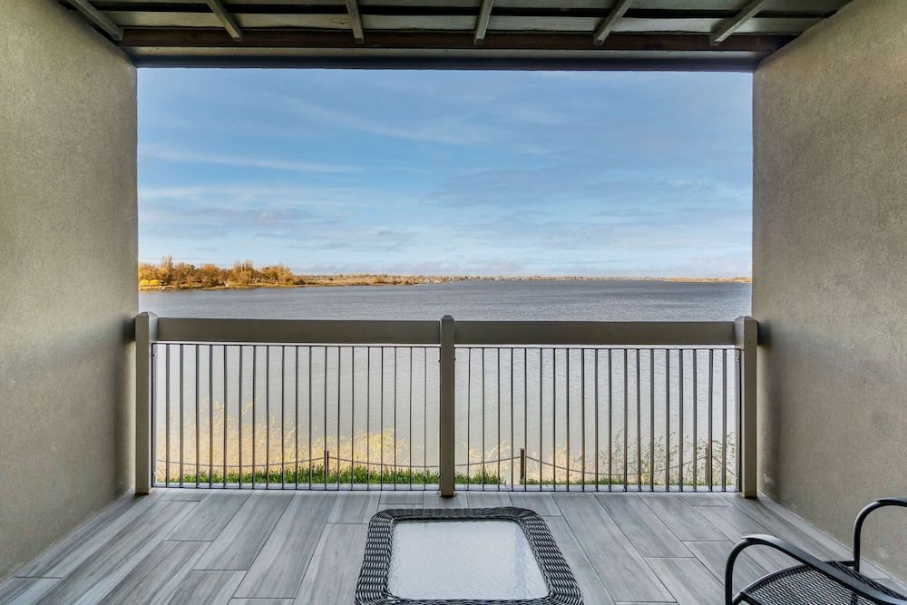 Best Western Plus Lake Front Hotel Standard Room, 2 Queen Beds, Patio, Poolside 3