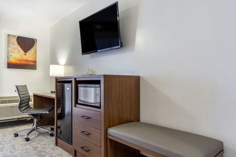 Best Western Plus Lake Front Hotel Standard Room, 2 Queen Beds, Patio, Poolside 7