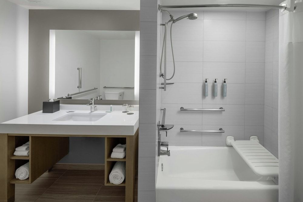 Courtyard by Marriott Orlando South/Grande Lakes Area Room, 2 Queen Beds, Non Smoking (Mobility Accessible, Tub) 3