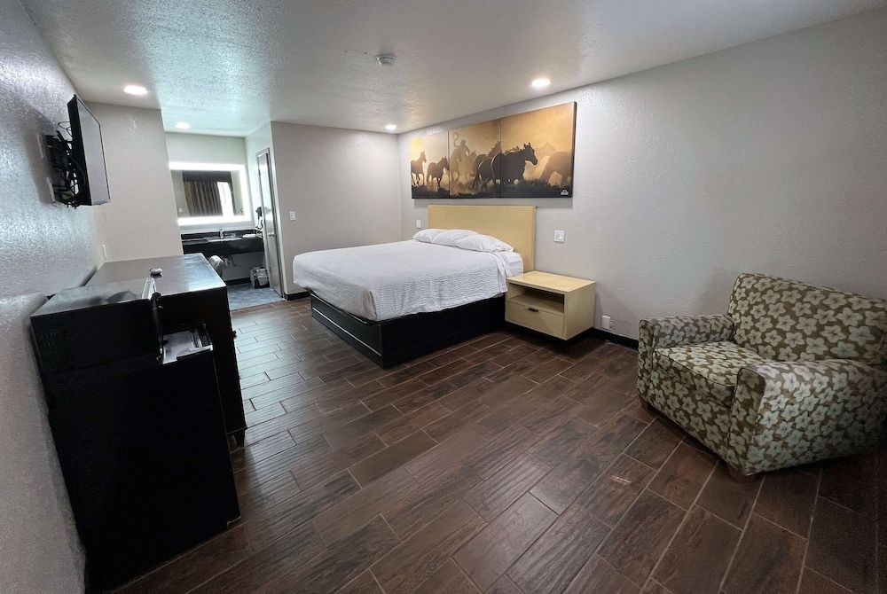 Deluxe Room, 1 King Bed, Non Smoking, Refrigerator & Microwave