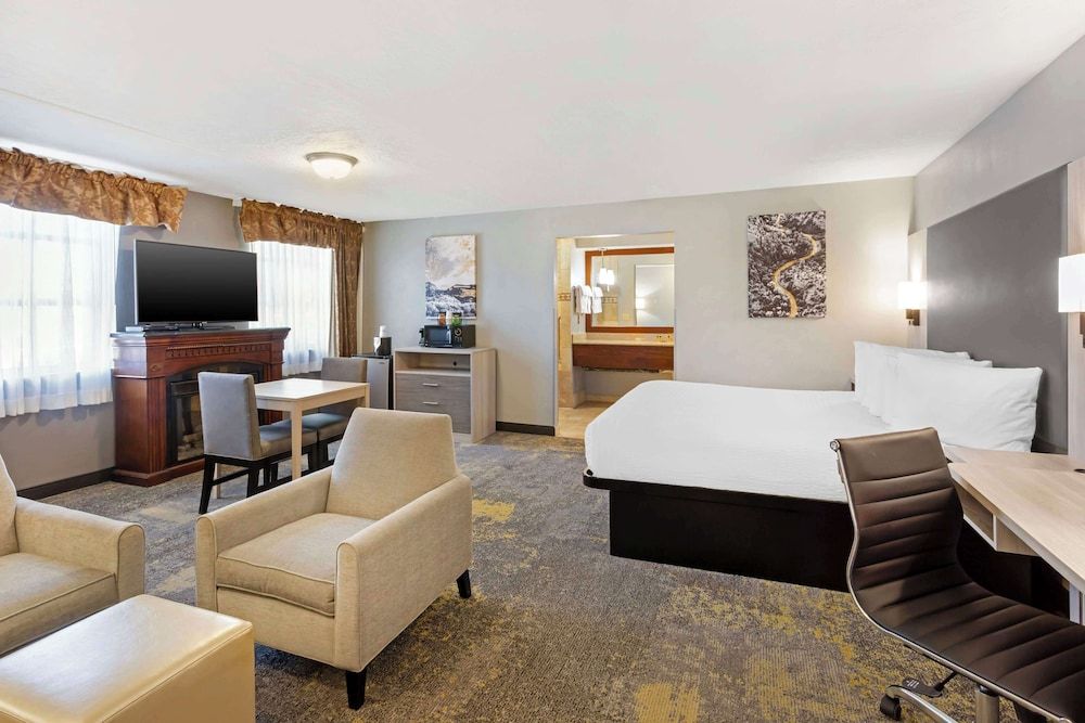 Junior Suite, 1 King Bed, Non Smoking, Jetted Tub