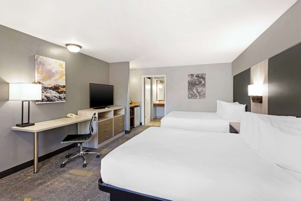 Standard Room, 2 Queen Beds, Non Smoking, Refrigerator & Microwave (Dining Table;with Sofabed)
