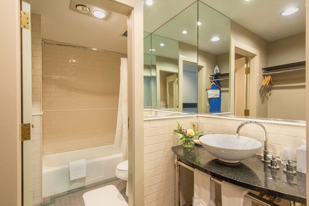 Breakwater Inn Spa Queen Partial Waterview w/ Porch 2