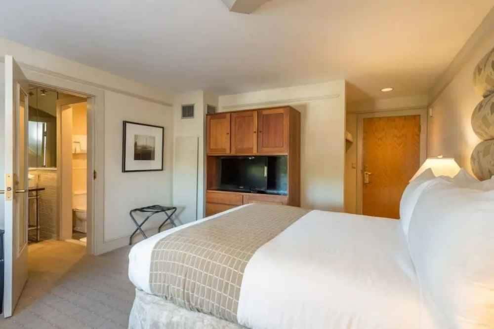 Breakwater Inn Spa Queen Partial Waterview w/ Porch